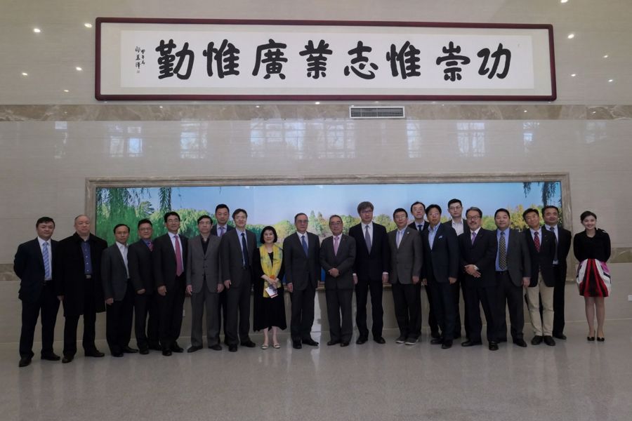 多位中、港兩地的商界翹楚應邀出席北京大學新聞與傳播學院「蒙民偉樓」命名儀式。